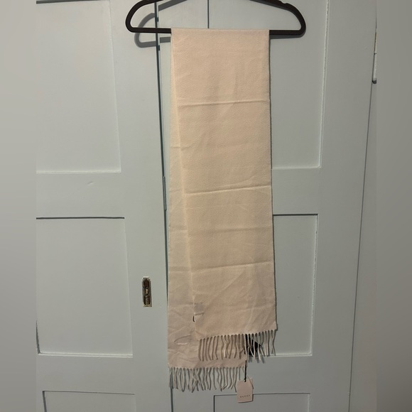 NWT authentic Gucci cashmere scarf with pearl bee appliqué, ivory color - Picture 6 of 10